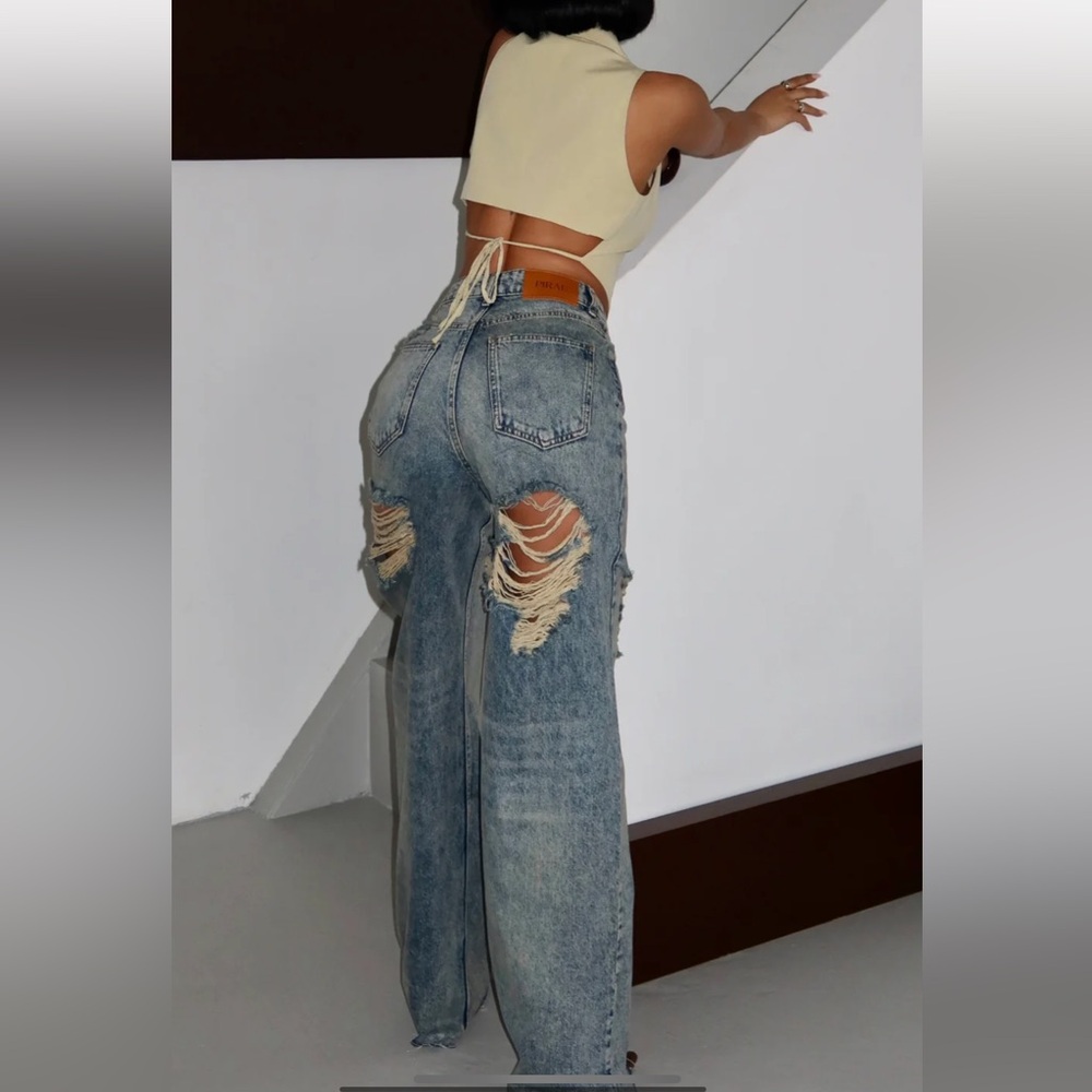 Distressed Boyfriend Jeans in Washed Blue